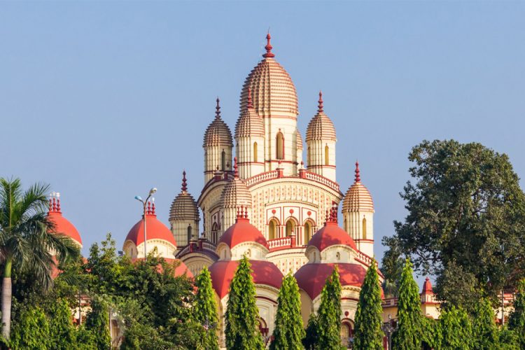 Explore Popular Food Spots Near Dakshineswar for Bengali Sweets Snacks and Local Meals